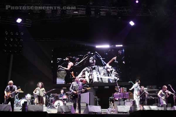 ARCADE FIRE - 2010-08-29 - SAINT CLOUD - Domaine National - Grande Scene - 